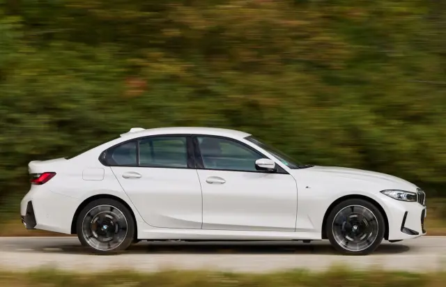 Comparativa del Audi A5 e-hybrid quattro vs BMW 330e xDrive. Barrido del BMW.