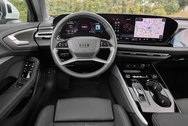 Comparativa del Audi A5 e-hybrid quattro vs BMW 330e xDrive. Cockpit del Audi.