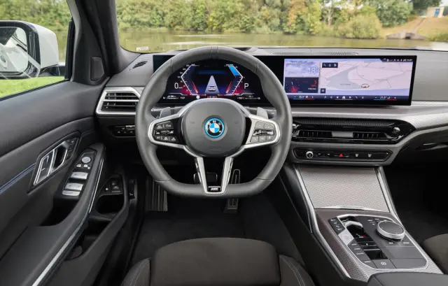 Comparativa del Audi A5 e-hybrid quattro vs BMW 330e xDrive. Cockpit del BMW.