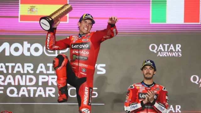Bagnaia aplaudiendo a Marc Márquez en el podio