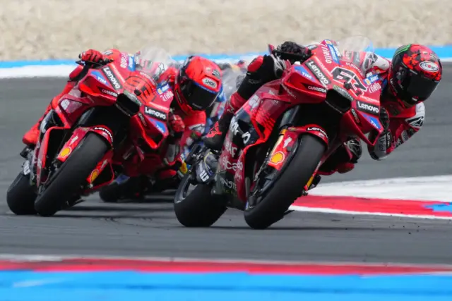 Las dos Ducati oficiales luchando en pista