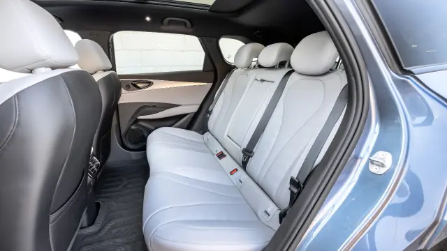 Interior del BYD 6 DM-i.