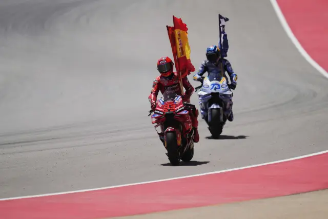 Marc Márquez celebrando su triunfo en Aragón con la bandera de España