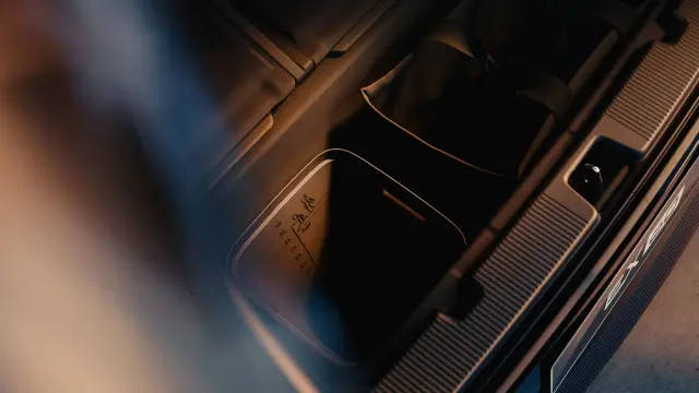 Teaser Volvo EX60