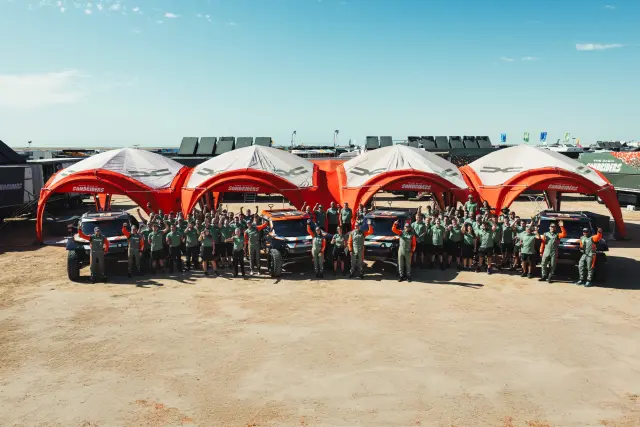 Foto de familia de todo el equipo Dacia en el Dakar 2026