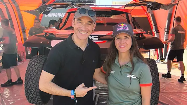 Nuestro compañero Enrique Trillo junto a la piloto española de Dacia, Cristina Gutiérrez.