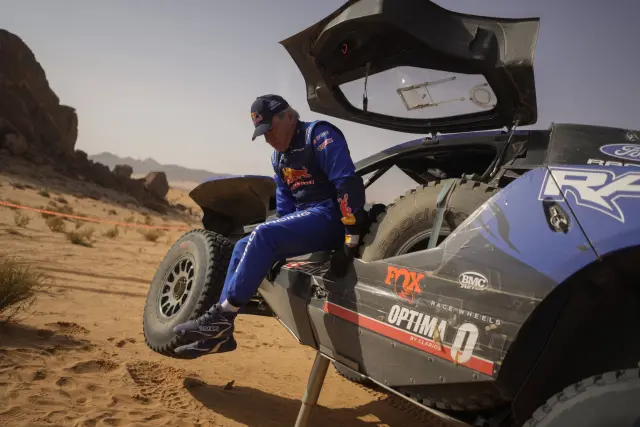 Carlos Sainz bajándose de su Ford en una etapa del Dakar 2026