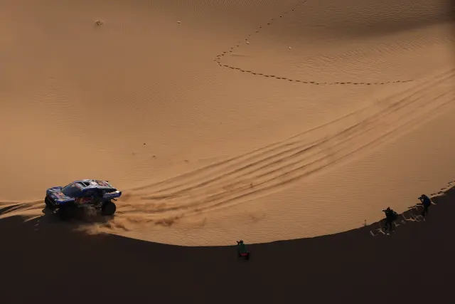 Carlos Sainz en plena carrera del Dakar 2026