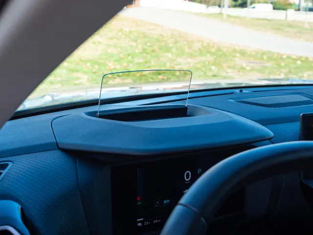 El Head-Up display se entromete en la visión porque se proyecta sobre una placa transparente.