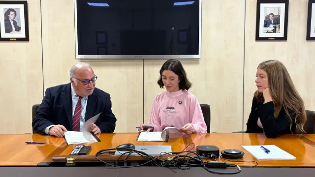 Pere Navarro (DGT) y Paloma Martín (TRIBBU) firman el Proyecto piloto '28027 comparte coche'.