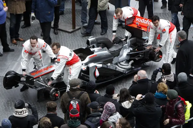 Los mecánicos de McLaren montan el coche en plena presentación