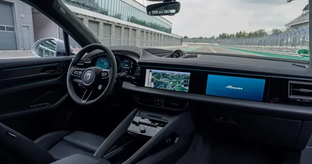 Comparativa del Porsche Macan Turbo vs. Hyundai Ioniq 5 N. Cockpit del Macan.
