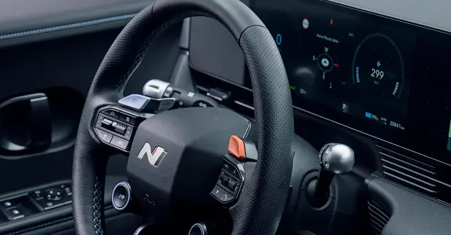 Comparativa del Porsche Macan Turbo vs. Hyundai Ioniq 5 N. Cockpit del Ioniq5.