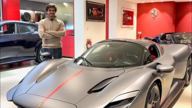 Carlos Sainz en un concesionario de Ferrari
