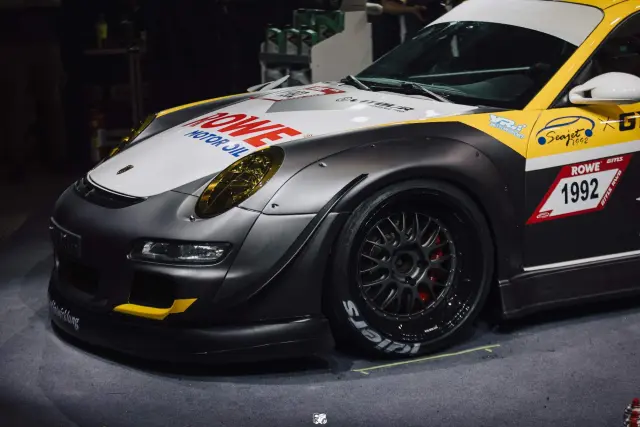 Porsche 911 (997) GT3 de RWB con el sello de Armytrix