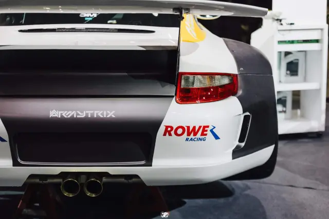 Porsche 911 (997) GT3 de RWB con el sello de Armytrix