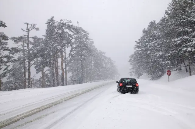 Una carretera cubierta de nieve.