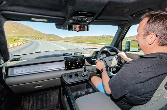 He probado el nuevo Land Rover Defender Octa en África. Cockpit.