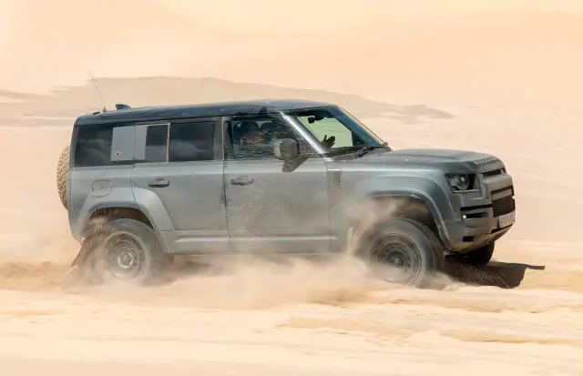 He probado el nuevo Land Rover Defender Octa en África. Sobre arena.