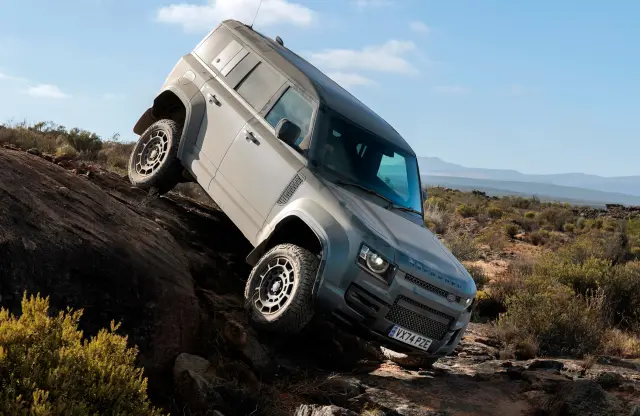 He probado el nuevo Land Rover Defender Octa en África. Un todoterreno imbatible.