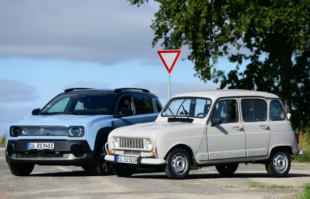 Comparativa del Renault 4 E-Tech eléctrico frente a un R4 de 1961. Vista delantera.