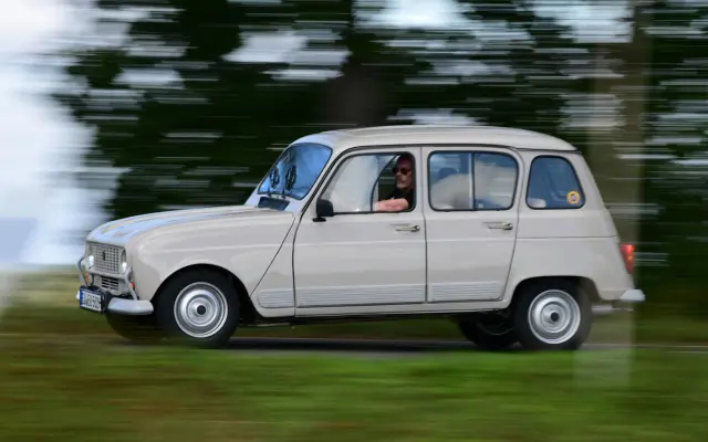 Comparativa del Renault 4 E-Tech eléctrico frente a un R4 de 1961. Barrido del clásico.