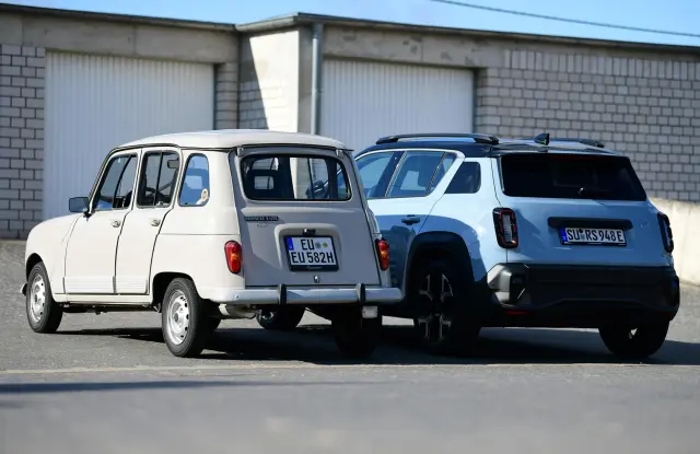 Comparativa del Renault 4 E-Tech eléctrico frente a un R4 de 1961. Zagas.