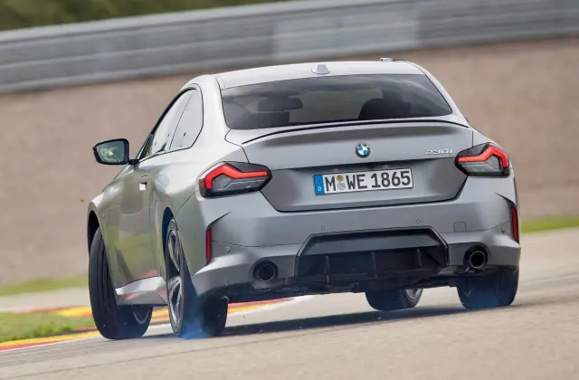Comparativa del BMW 230i Coupé M Sport contra VW Golf GTI. El BMW en curva.