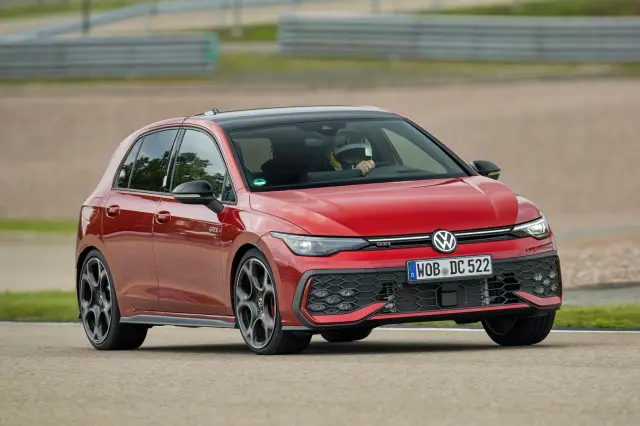 Comparativa del BMW 230i Coupé M Sport contra VW Golf GTI. El Golf en curva.