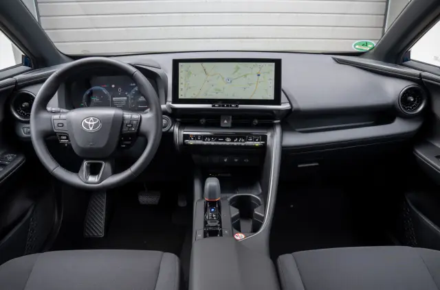 Comparativa del Honda HR-V e:HEV vs Toyota C-HR 1.8 VVT-i Hybrid. Cockpit del Toyota.