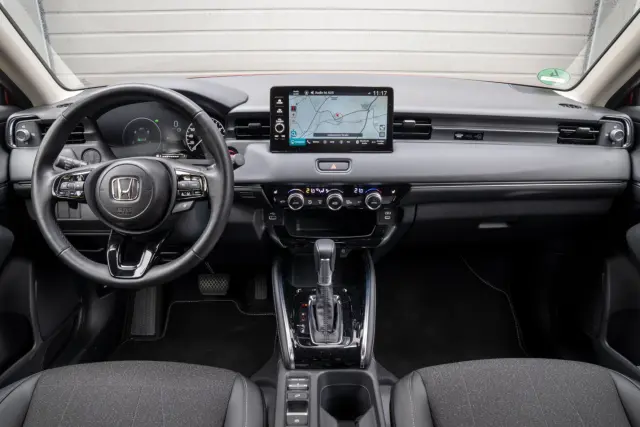 Comparativa del Honda HR-V e:HEV vs Toyota C-HR 1.8 VVT-i Hybrid. Cockpit del Honda.