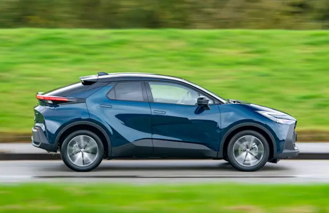 Comparativa del Honda HR-V e:HEV vs Toyota C-HR 1.8 VVT-i Hybrid. Barrido del Toyota.