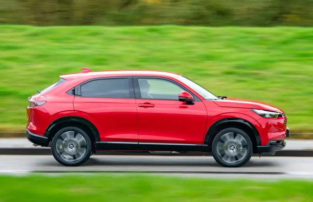 Comparativa del Honda HR-V e:HEV vs Toyota C-HR 1.8 VVT-i Hybrid. Barrido del Honda.