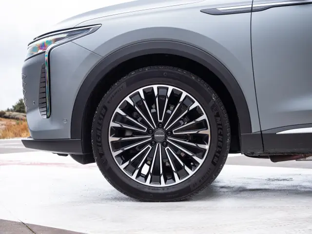 Llantas de 20 pulgadas con Michelin específicos para eléctricos.