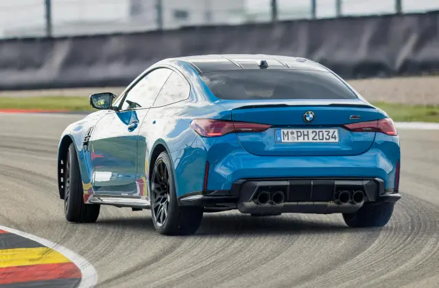 Comparativa del BMW M4 Competition vs Porsche 911 Carrera S. Paso por curva.