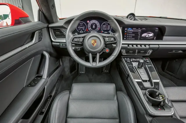 Comparativa del BMW M4 Competition vs Porsche 911 Carrera S. Cockpit del 911.