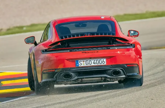Comparativa del BMW M4 Competition vs Porsche 911 Carrera S. Zaga del 911.