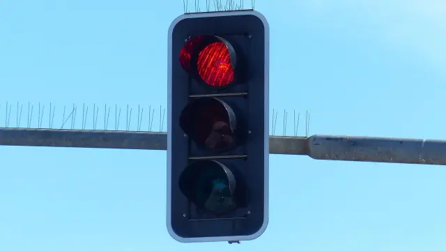 Conductor se libra de una multa por saltarse un semáforo en rojo en Madrid.