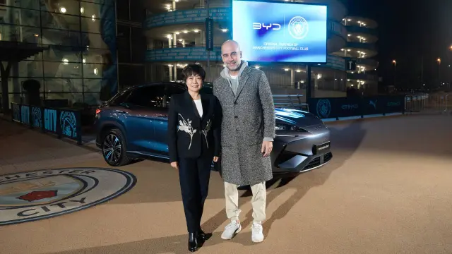 Pep Guardiola con Stella Li anunciando su nuevo acuerdo