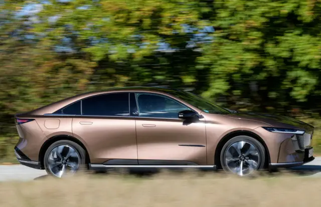 Comparativa del Hyundai Ioniq 6 vs Mazda6e. Barrido del 6e.