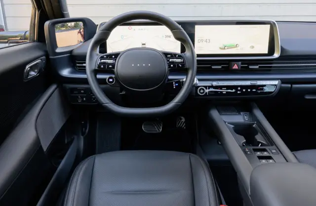Comparativa del Hyundai Ioniq 6 vs Mazda6e. Cockpit del Ioniq 6.