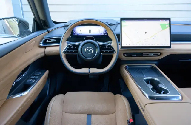 Comparativa del Hyundai Ioniq 6 vs Mazda6e. Cockpit del 6e.