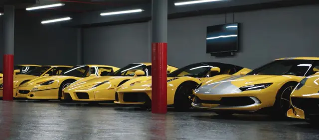 La colección del Big Five de Ferrari en amarillo en el garaje de David