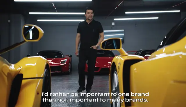 David Lee contemplando su colección de Ferraris