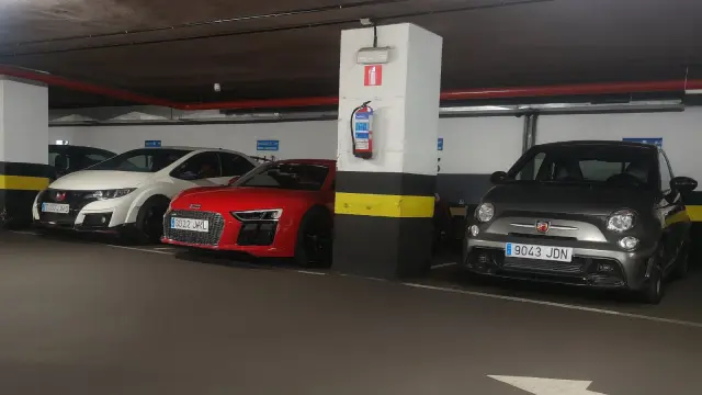 Antiguo garaje de Auto Bild en la calle Santiago de Compostela de Madrid. Esa semana teníamos un Honda Civic Type R, un Audi R8 y un Abarth 500.