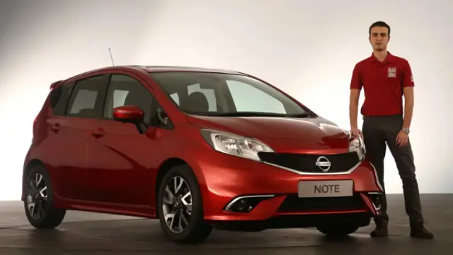 Posando con el 'nuevo' Nissan Note en 2013.