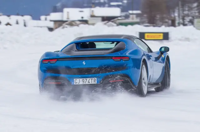 Enfrentamos al McLaren GTS y el Ferrari 296 GTS sobre nieve. Zaga del Ferrari,