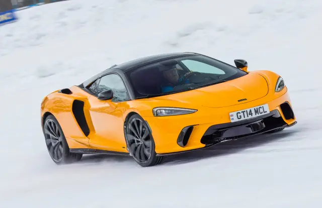 Enfrentamos al McLaren GTS y el Ferrari 296 GTS sobre nieve. El McLaren en acción.