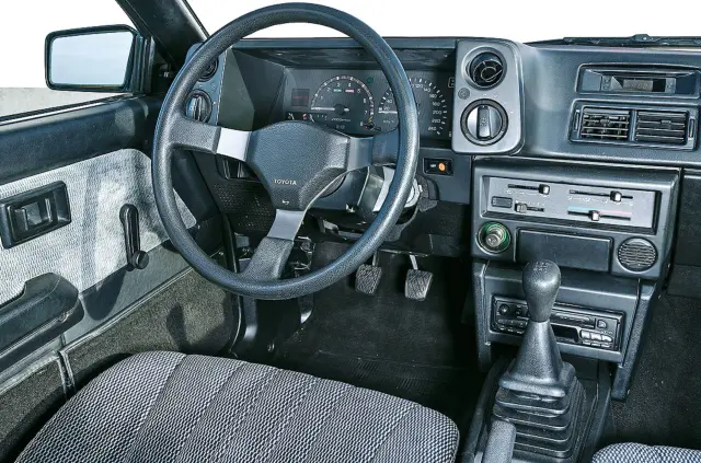 Enfrentamos el Toyota Corolla Coupé GT de los 80 contra el GT86. Cockpit del clásico.