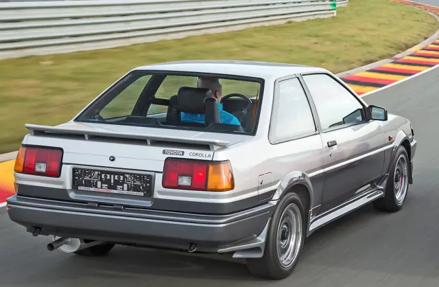 Enfrentamos el Toyota Corolla Coupé GT de los 80 contra el GT86. Zaga del clásico.